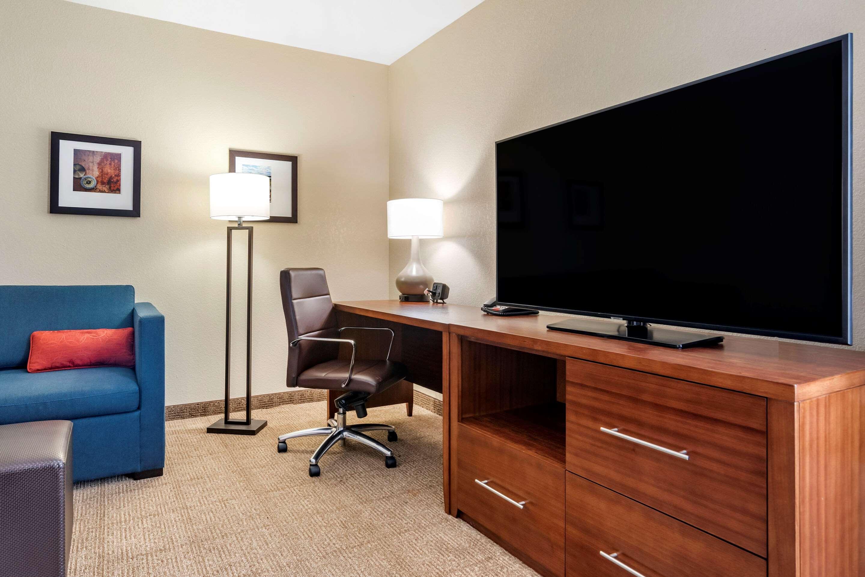 Comfort Suites Airport Luckney Extérieur photo