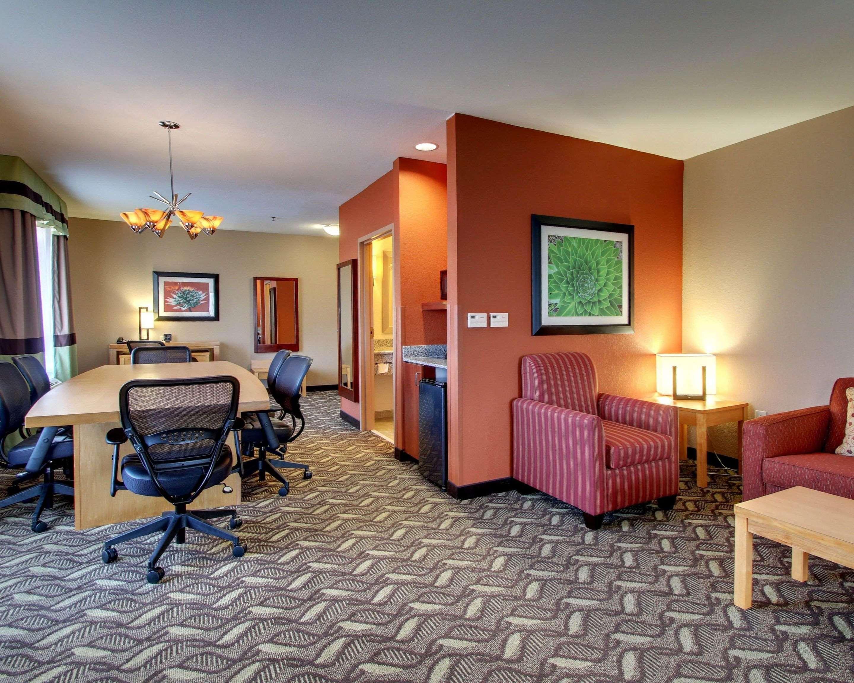 Comfort Suites Airport Luckney Extérieur photo
