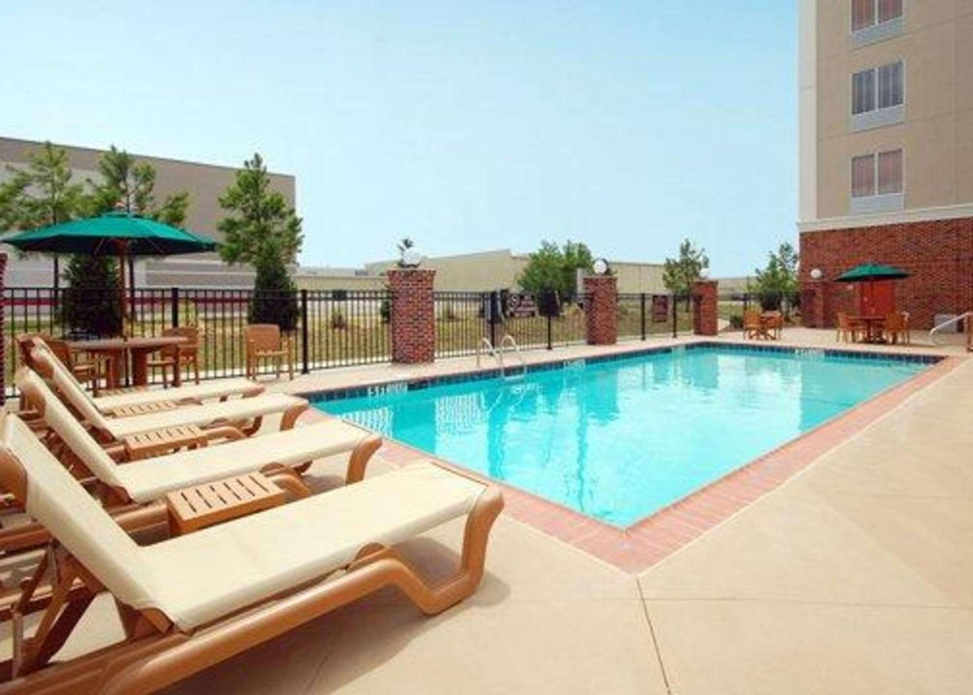 Comfort Suites Airport Luckney Extérieur photo